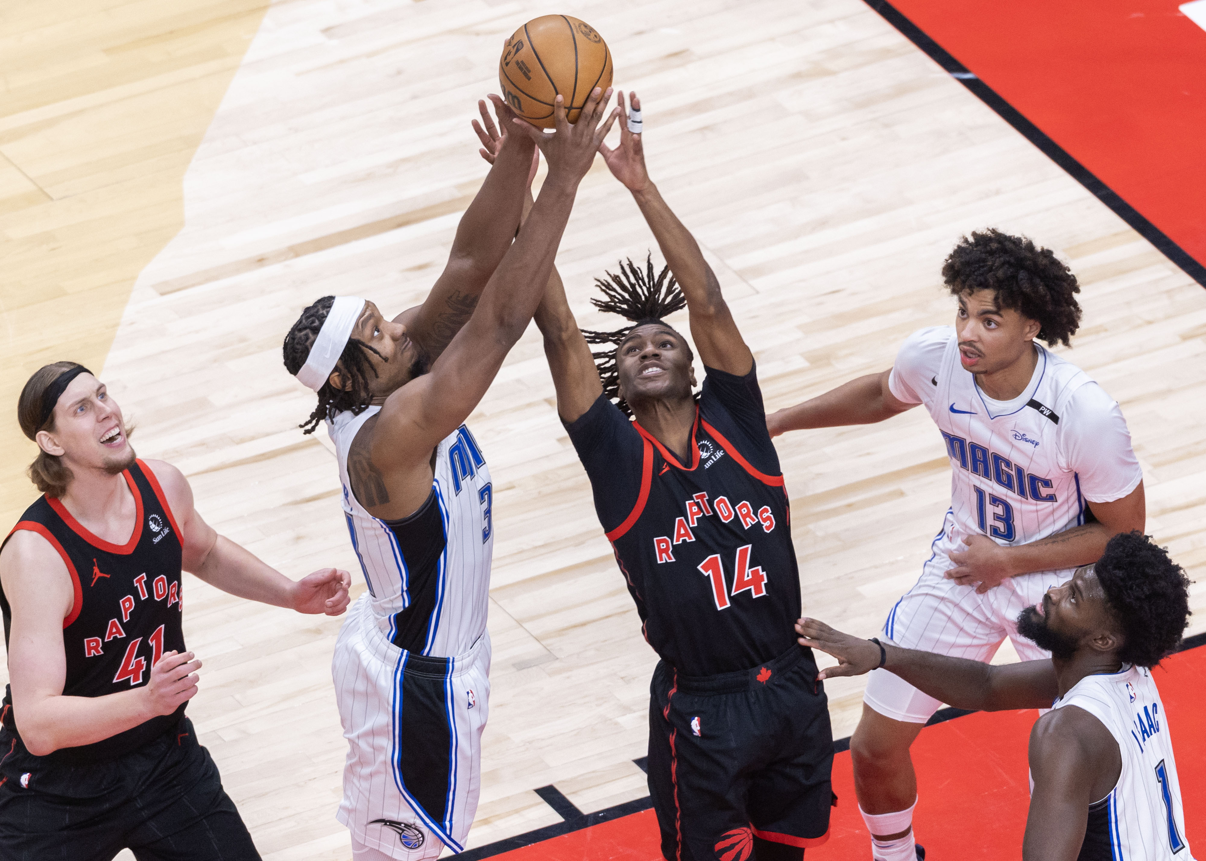 爵士主场击败猛龙,取得八连胜 爵士主场击败猛龙,取得八连胜