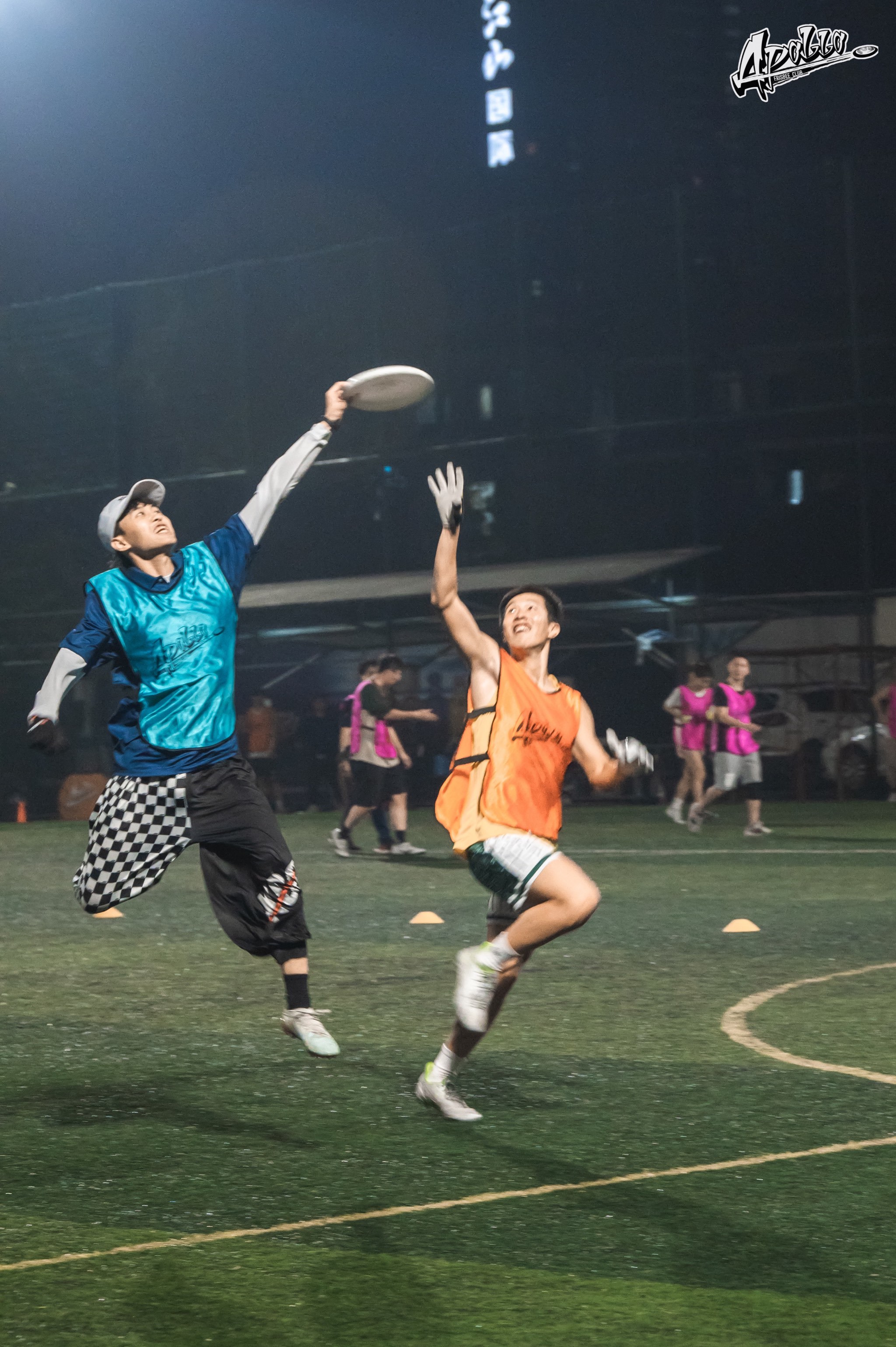 球员们在球场上展现出了顽强拼搏的精神 球员们在球场上展现出了顽强拼搏的精神