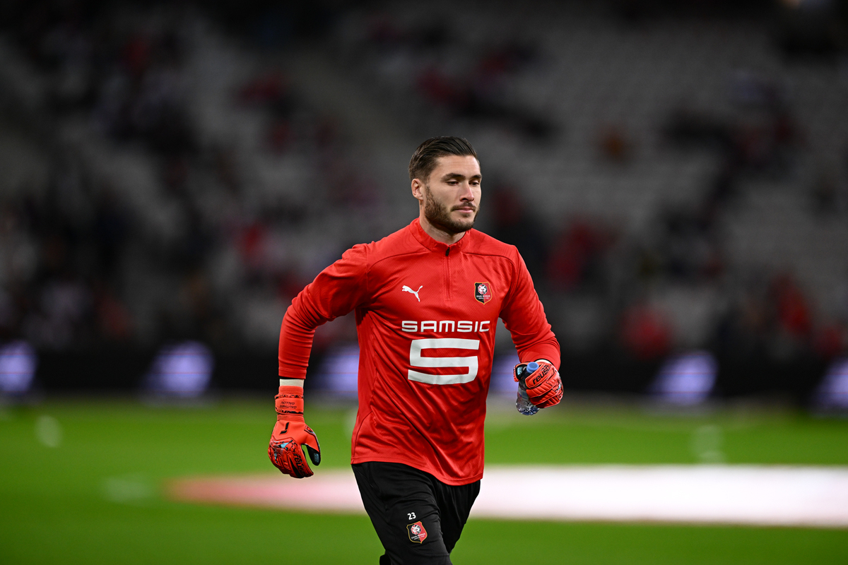 包含里尔对阵布雷斯特双方实力较量的词条