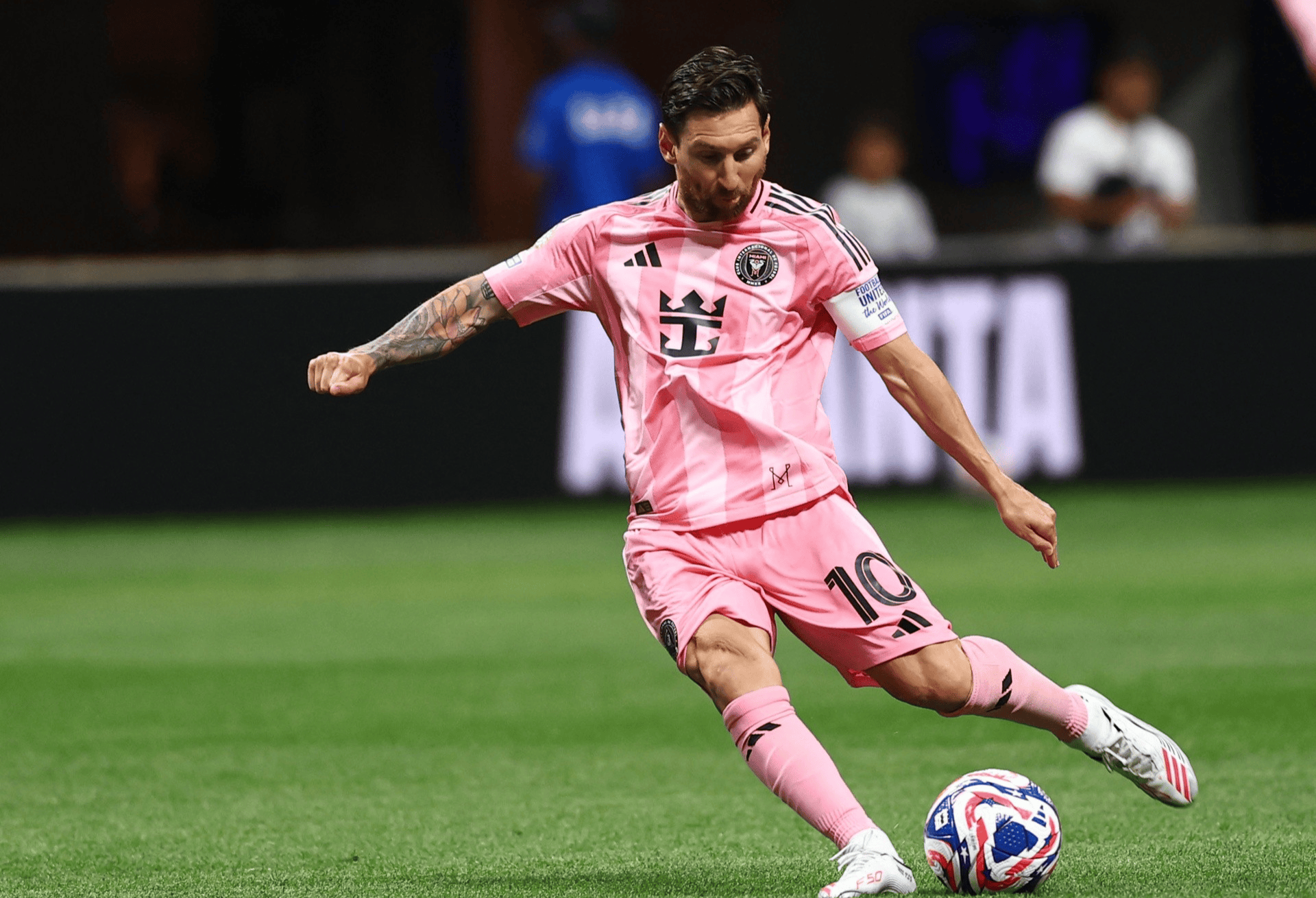 世界级足球职业比赛即将点燃热情的简单介绍