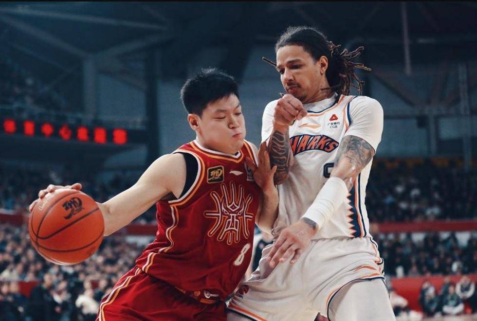 上海男篮客场不敌对手，重整队形备战下轮比赛