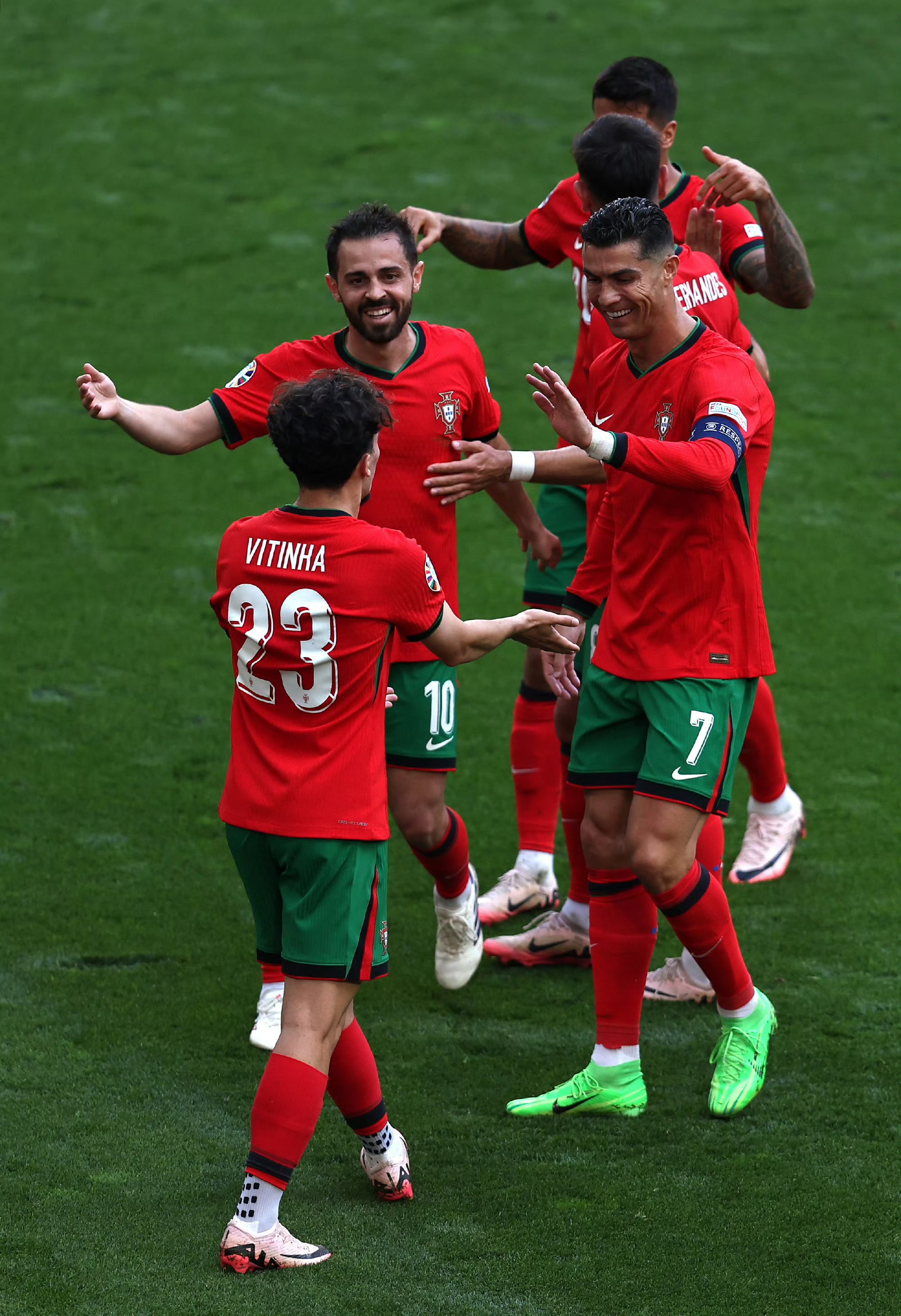 包含红红火火的欧洲足球赛事吸引无数球迷热情支持的词条 包含红红火火的欧洲足球赛事吸引无数球迷热情支持的词条