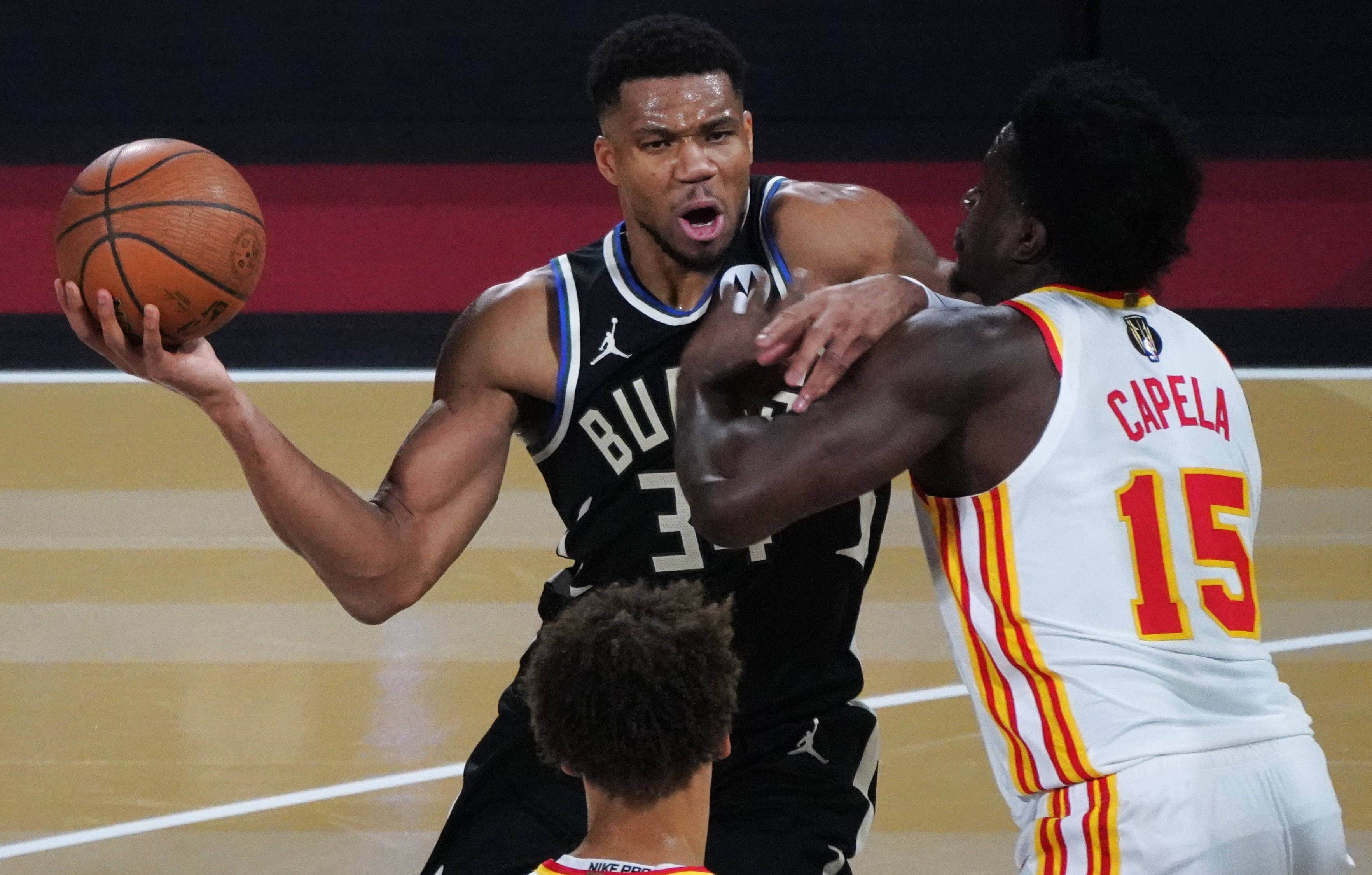 雄鹿队员因伤退出对阵太阳的比赛