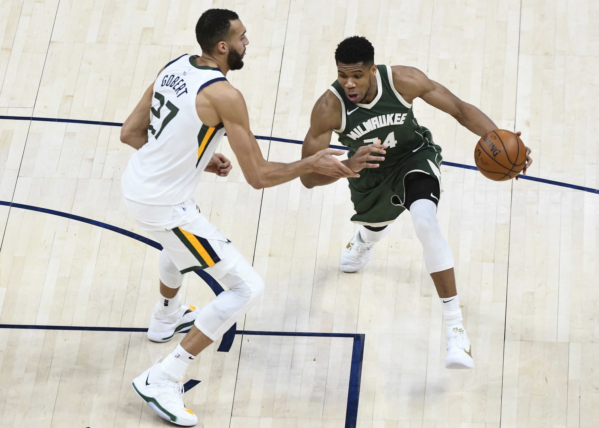 雄鹿碾压骑士,戈贝尔刷新纪录 雄鹿碾压骑士,戈贝尔刷新纪录