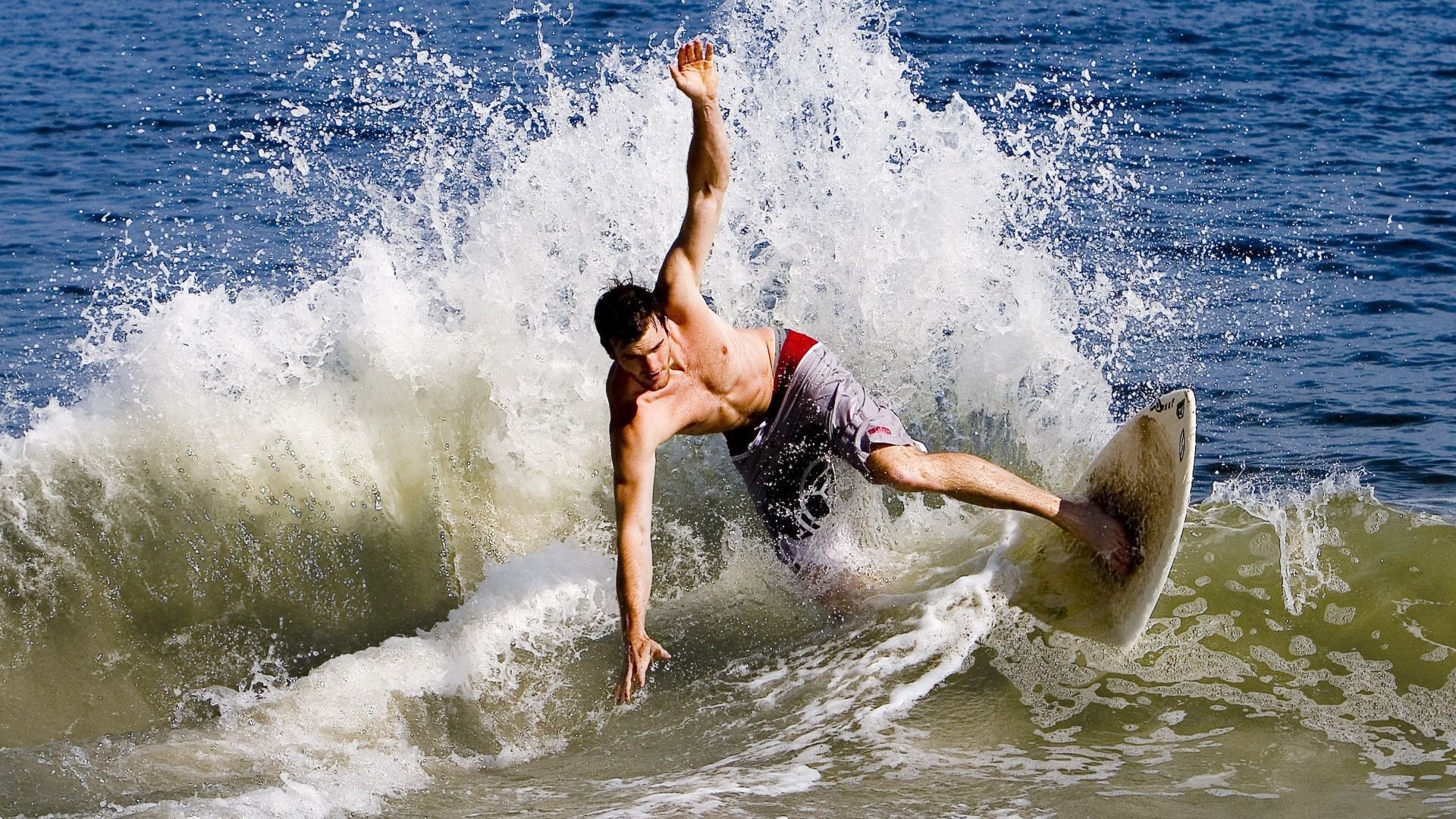 绿茵场与篮球馆的共鸣，当英超争冠焦点战遇见掘金关键突围